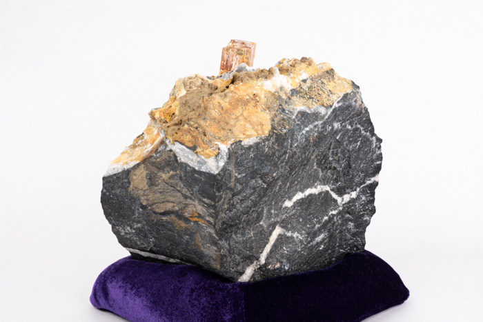 高品質 パキスタン・カトラン産  インペリアルトパーズ 母岩付き原石