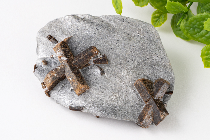 スタウロライト 原石